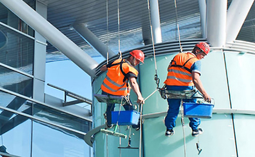 Dịch vụ vệ sinh cửa kính công nghiệp trên các tòa nhà cao tầng