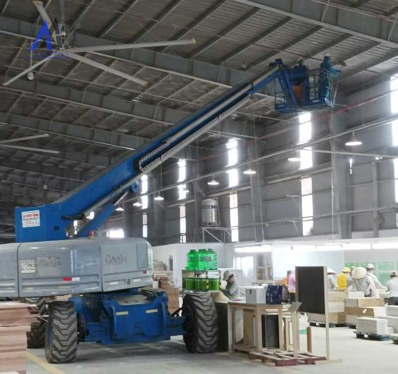 Làm sạch trần nhà xưởng