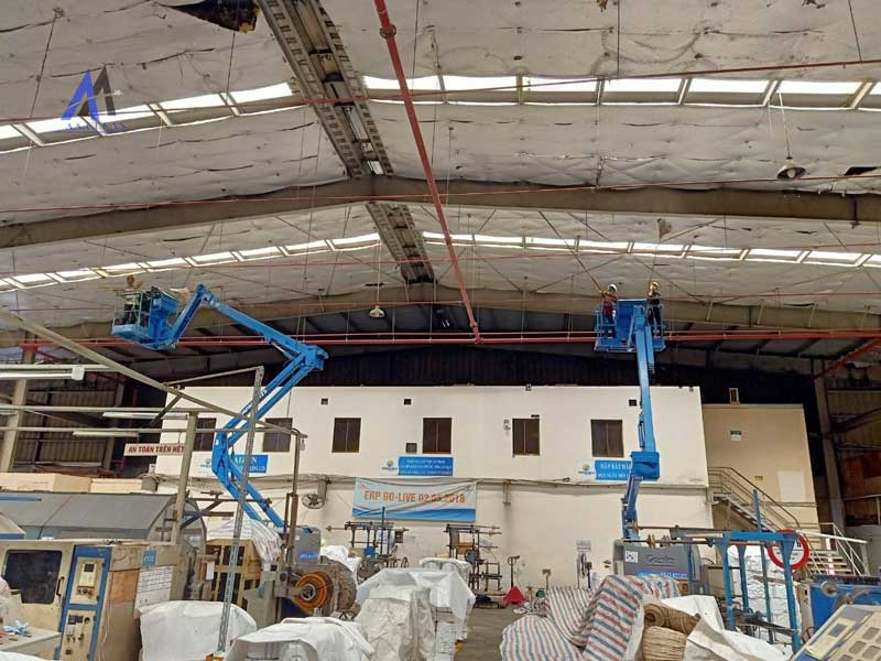 Vệ sinh ống thông gió bên trong nhà xưởng