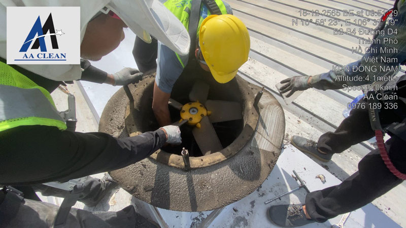 Nâng hạ độ cao cho nhân viên làm sạch nhà xưởng